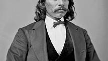 Míšenec Edmond Guerrier, syn Francouze Williama Guerriera a Šajenky Chodí v dohledu. Guerrier, který přežil masakr u Sand Creeku, o něm vypovídal v roce 1865 před vyšetřovací komisí Kongresu ve Fort Riley v Kansasu