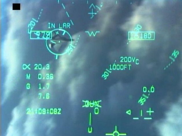 Letecký souboj skrz průhledový displej letounu F/A-18