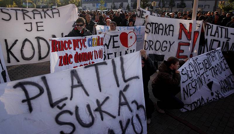 Fanoušci Slavie pochodem před zápasem s Viktorií Žižkov protestovali v Praze proti novému trenérovi Slavie Františku Strakovi.