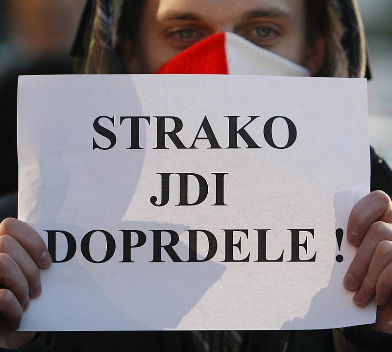 Fanoušci Slavie pochodem před zápasem s Viktorií Žižkov protestovali v Praze proti novému trenérovi Slavie Františku Strakovi.