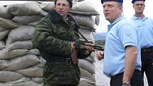 Členové unijní evropské pozorovatelské mise hovoří s ruským vojákem na kontrolním stanovišti u gruzínské vesnice Nabachtevi.