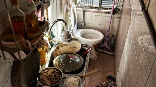 V Hongkongu někteří lidé žijí v neuvěřitelně malých bytech. Fotograf Benny Lam nafotil, jak žijí lidé s nízkými příjmy.