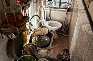 V Hongkongu někteří lidé žijí v neuvěřitelně malých bytech. Fotograf Benny Lam nafotil, jak žijí lidé s nízkými příjmy.