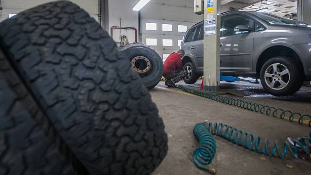 Výměna pneumatik na osobním automobilu v autoservise v Jablonci nad Nisou na snímku z 25. října. Zimní pneumatiky jsou v České republice povinné od 1. listopadu do 31. března pro všechna motorová vozidla na silnicích všech tříd.