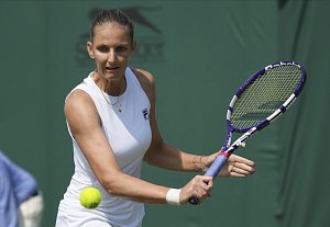 Karolína Plíšková během zápasu s Terezou Martincovou ve Wimbledonu.