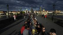 Netradiční hostina u půlkilometrového stolu přímo na Karlově mostě 30. června 2020 večer symbolicky ukončila koronavirovou dobu a ukázala oživení historického centra Prahy.