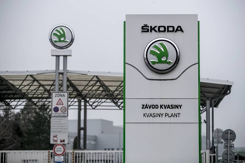Výroba vozů Škoda v závodě Kvasiny.