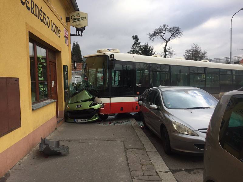 Nehoda autobusu v pražských Hodkovičkách