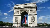 Kavárenský život a historické památky jsou tím, co turisté oceňují na Paříži nejvíce. Na snímku Vítězný oblouk.
