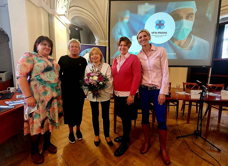 Spoluautorkou nové pacientské příručky je prof. MUDr. Petra Tesařová, naše přední onkoložka, která se zaměřuje na léčbu rakoviny prsu mladých žen (na fotografii uprostřed).