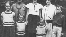Rodina Novákova z Libně, dívka druhá zleva je Jindřiška, která odvedla Kubišovo zakrvácené kolo