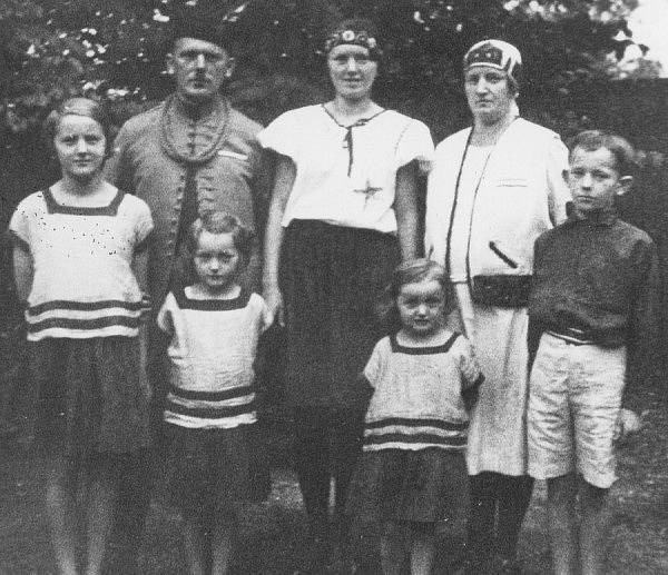 Rodina Novákova z Libně, dívka druhá zleva je Jindřiška, která odvedla Kubišovo zakrvácené kolo