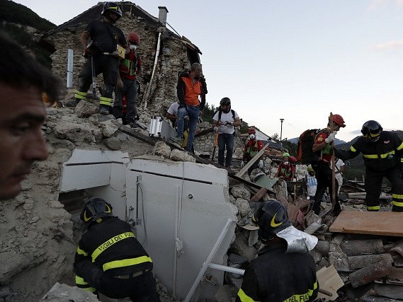 Záchranářům v Itálii dochází čas nutný k tomu, aby po středečním ničivém zemětřesení ještě mohli v troskách najít někoho živého.