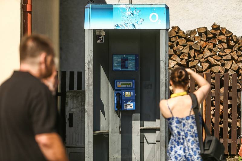 Poslední telefonní budka v ČR byla v Hlubyni u Příbrami demontována ve čtvrtek 17. června.