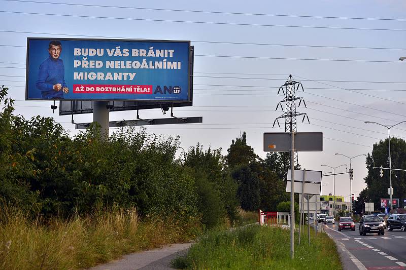 …jeho billboardy je vidět na řadě míst Česka.
