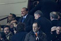 Silvio Berlusconi na tribuně při sledování zápasu AC Milán
