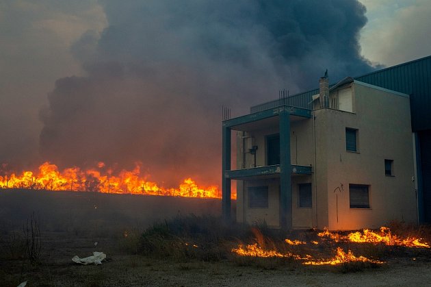Plameny se blíží k řeckému městu Volos. Na Rhodosu a Korfu se situace lepší