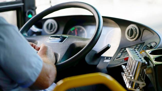 Dopravci v Česku dlouhodobě marně shánějí profesionální řidiče. Záchranou by mělo být snížení věkové hranice pro řízení autobusů.