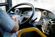 Dopravci v Česku dlouhodobě marně shánějí profesionální řidiče. Záchranou by mělo být snížení věkové hranice pro řízení autobusů.