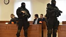 Soud v Pezinku rozhodne o tom, zda přijme obžalobu v případu vraždy novináře Jána Kuciaka a jeho partnerky. Na snímku uprostřed je obžalovaný podnikatel Marian Kočner (s červenou páskou).