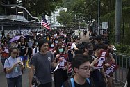 Protestní pochod studentů Hongkongem na snímku z 3. října 2019