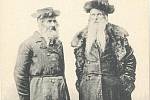 Dvojice ortodoxních Židů ze Stanislavova na staré pohlednici
