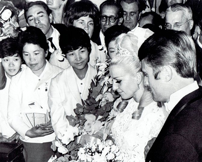 Svatební obřad Věry Čáslavské a Josefa Odložila v Mexico City během XIX. letních olympijských her