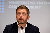 Ministr vnitra Vít Rakušan vystoupil na tiskové konferenci k předcházení násilným trestným činům a předsudečnému násilí, 13. srpna 2023