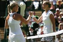 Druhý den na Wimbledonu: Gratulace u sítě. Kiki Bertensová neměla proti Petře Kvitové šanci