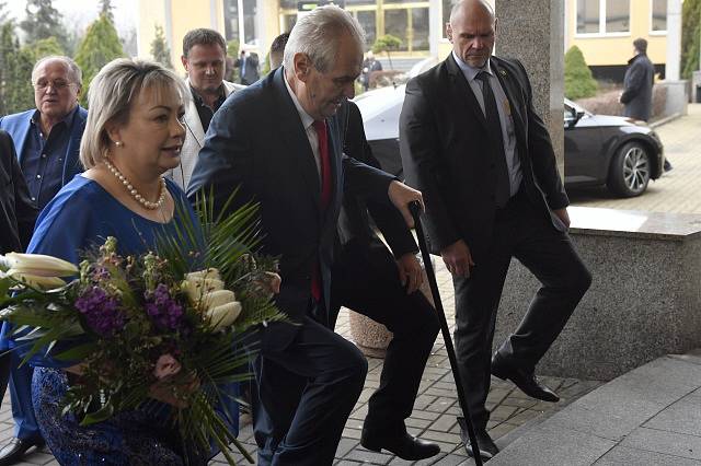 Prezident Miloš Zeman a jeho manželka Ivana přicházejí do TOP Hotelu Praha, kde budou 27. ledna sledovat sčítání hlasů druhého kola prezidentských voleb.