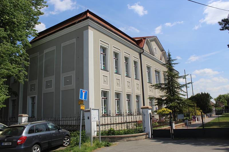 Škola v Malém Újezdu získala dotaci z fondů EU a využila ji pro modernizaci svých prostor, vybudování venkovní učebny a také nákup inovativních učebních pomůcek