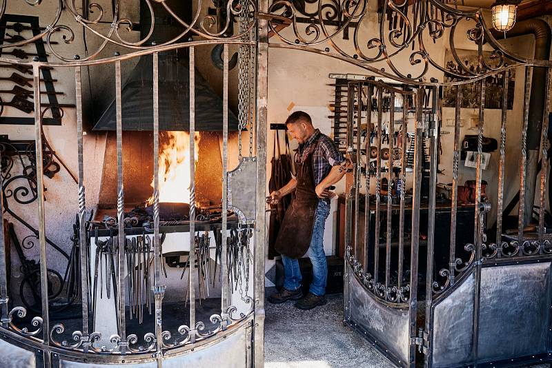 Petr Kuncl ve své umělecké kovárně na rodinné farmě Kunclův Mlýn. Při výrobě barokní brány ke kostelu v Kamýku nad Vltavou.