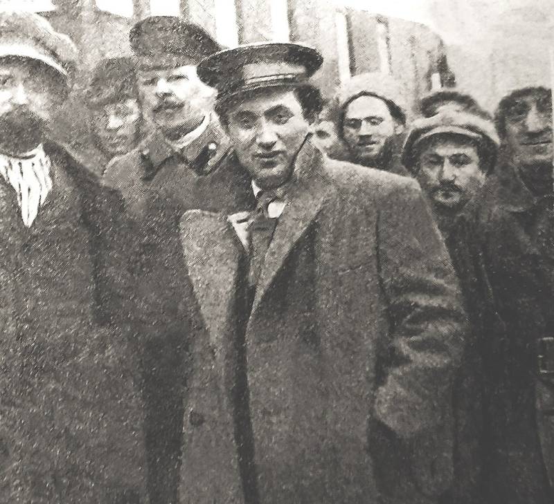 Grigorij Zinovjev jako předseda petrohradského sovětu s politickými komisaři
