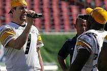 Hráči Pittsburgh Steelers Ben Roethlisberger (L) a James Harrison se natáčejí při tréninku před finálem Super Bowlu proti Arizoně.