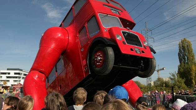 Černého autobus stojí na hřišti na Chodově. Podívejte se! - Pražský deník