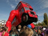 Slavnostní odhalení červeného cvičícího autobusu Davida Černého, který se stal symbolem nově otevřeného dětského hřiště Pyšelská na Chodově ve středu 17.října. 