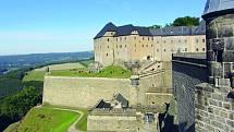 Nedaleko česko-německých hranic v Saském Švýcarsku se na stolové hoře nachází pevnost Königstein.