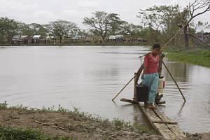 Cholerou se člověk nejčastěji nakazí, když musí pít zkaženou vodu. Po cyklonu Nargis nemají Barmánci přístup k nezávadným zdrojům pitné vody.