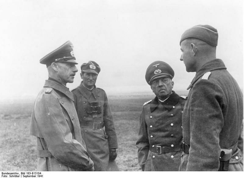 Německý propagandistický snímek zachycující dění na sovětské frontě. "Vrchní velitel skupiny armád Sever polní maršál Rytíř von Leeb a vrchní velitel 18. armády generálplukovník von Küchler v rozhovoru s důstojníkem na frontě," pravil dobový popisek