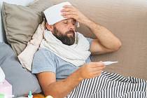 Pro virózu, chřipku i pro covid-19 jsou typické celkové příznaky jako teplota, bolest hlavy nebo bolest kloubů