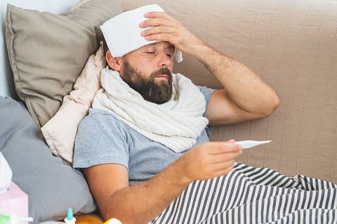 Pro virózu, chřipku i pro covid-19 jsou typické celkové příznaky jako teplota, bolest hlavy nebo bolest kloubů.