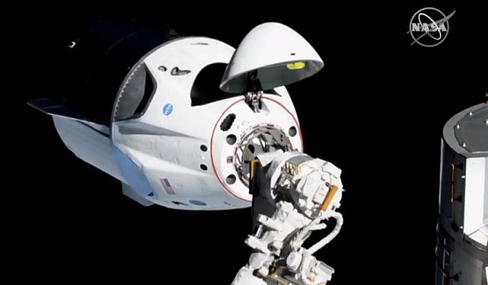 Vesmírná loď Crew Dragon se úspěšně připojila k Mezinárodní vesmírné stanici ISS