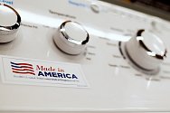 Pračka vyrobená americkým konglomerátem General Electric s nálepkou Made in America
