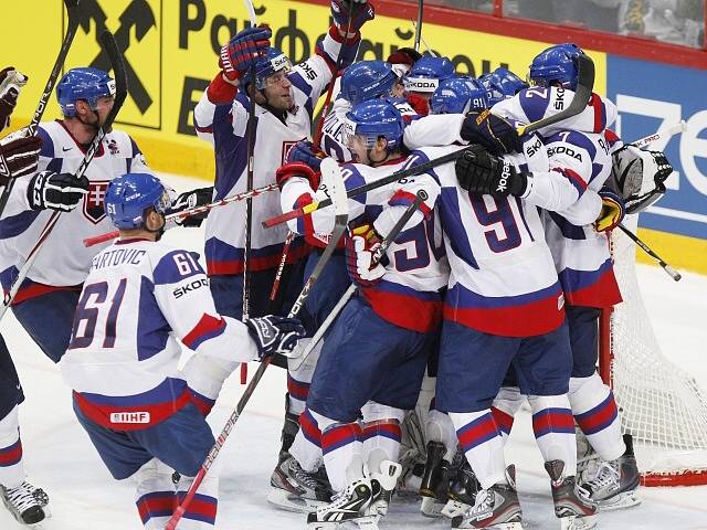 Hokejisté Slovenska porazili ve čtvrtfinále mistrovství světa v Helsinkách po dramatickém průběhu Kanadu 4:3, přestože ztratili vedení 2:0 a po druhé třetině prohrávali 2:3. Vítězný gól vstřelil v 58. minutě při přesilovce Michal Handzuš.