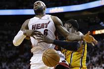 LeBron James z Miami (vlevo) a Roy Hibbert z Indiany.