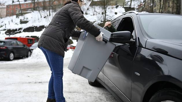 Volební stanoviště pro hlasování z auta ve druhém kole prezidentských voleb určené lidem, kteří jsou kvůli covidu-19 v izolaci či karanténě, 25. ledna 2023 v Liberci. V prvním kole v kraji na stanovištích hlasovalo jen pět lidí, dalších devět využilo zvlá