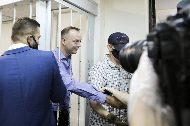 Poradce šéfa agentury Roskosmos Ivan Safronov (druhý zleva) u soudu v Moskvě, 7. července 2020