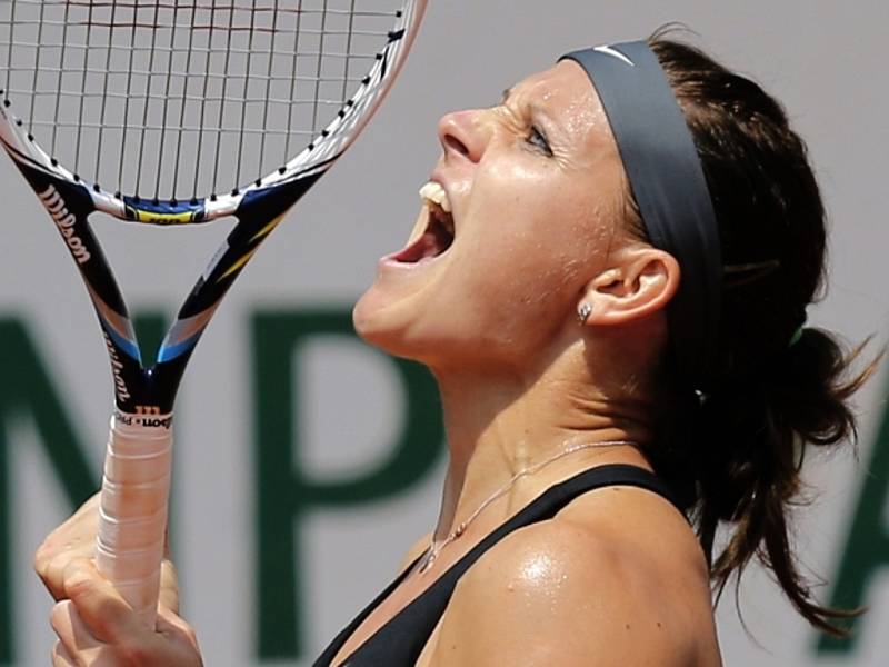 Lucie Šafářová se raduje z postupu do osmifinále Roland Garros.