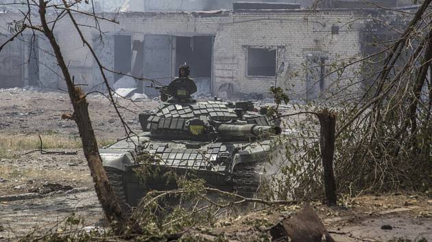Ukrajinský tank během bojů o Severodoněck s ruskými silami, 8. června 2022