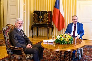 Zvolený prezident Petr Pavel (vlevo) a prezident Miloš Zeman jednají 13. února 2023 na zámku v Lánech na Kladensku